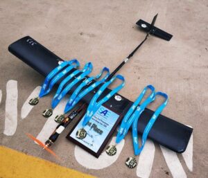 Zdjęcie pokazujące model stworzony przez studentów K.N EUROAVIA RZESZÓW, na którym znajdują się wygrane medale oraz oparty o niego dyplom 1 miejsca na zawodach SAE AERO DESIGN EAST w 2019 roku