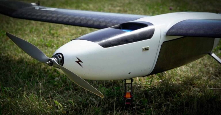 Zdjęcie przedstawia zbliżenie na przednią część modelu EA-02 Nightlight na trawie