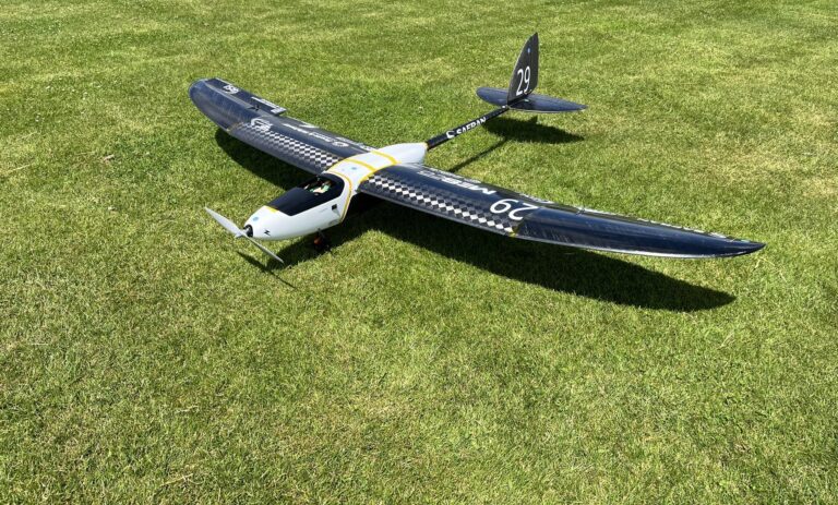 Zdjęcie przedstawia model samolotu EA-02 Nightlight na trawie
