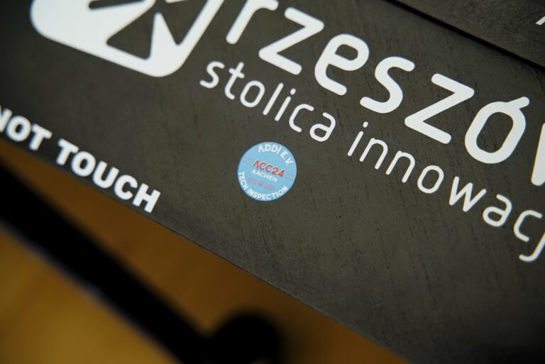 Zdjęcie przedstawia naklejke na modelu EA-02 Nightlight, potwierdzającą, że model przeszedł inspekcję techniczną przed zawodami