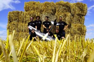 Zdjęcie przedstawia studentów K.N. EUROAVIA Rzeszów, którzy wykonali zdjęcie grupowe przed lotami próbnymi modelu EA-02 Nightlight, jeśli miałby to być jego ostatni lot