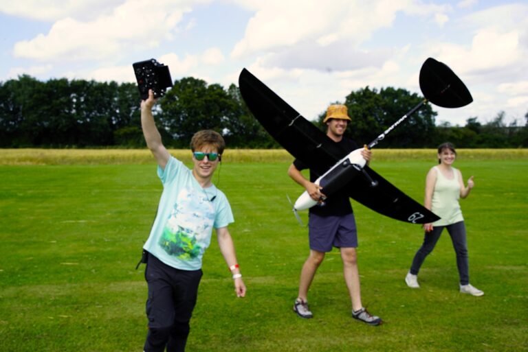 Zdjęcie przedstawia cieszących się studentów K.N. EUROAVIA Rzeszów, po udanym locie próbnym modelu EA-02 NIghtlight