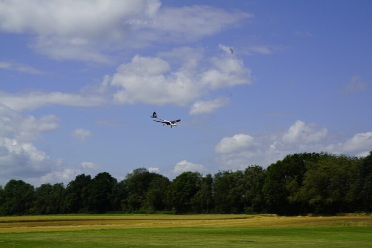 Zdjęcie przedstawia model samolotu EA-02 Nightlight wykonującego loty próbne